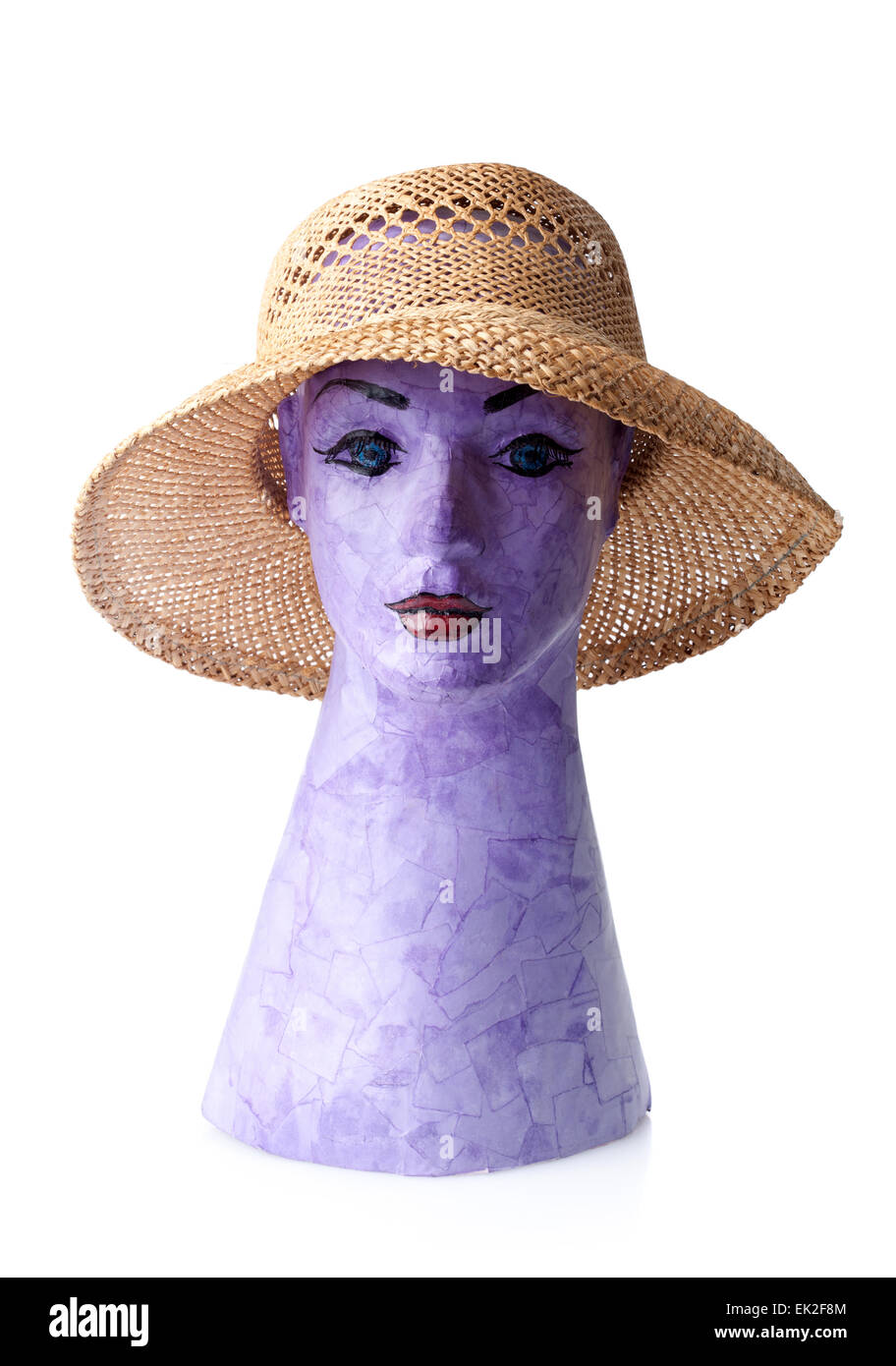 Chapeau de paille d'été féminins sur mannequin isolé sur fond blanc Banque D'Images