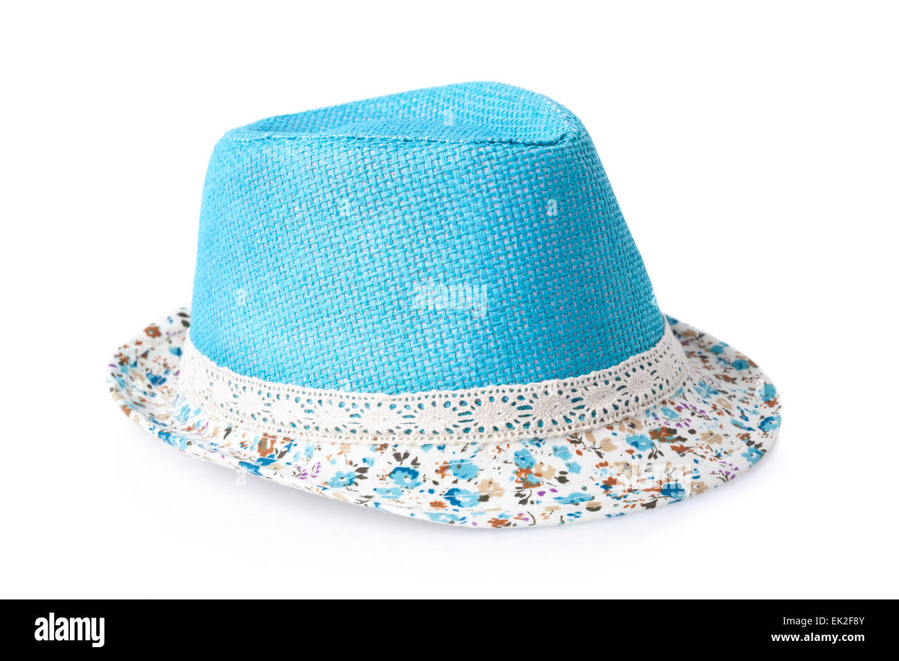 Femelle bleu chapeau de paille d'été isolé sur fond blanc Banque D'Images