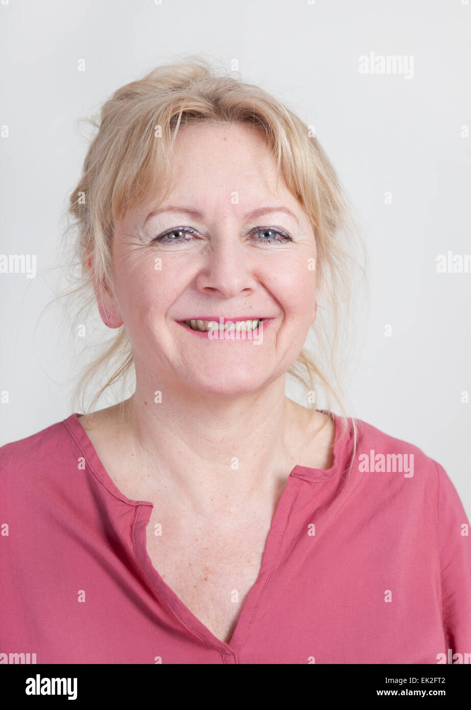 Une femme plus âgée avec des cheveux blonds est heureux, studio portrait Banque D'Images
