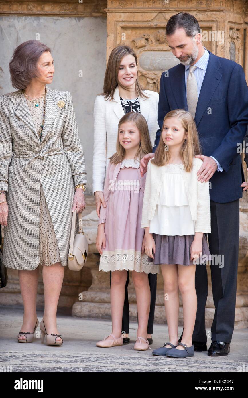 La Reine Sofia d'espagnol (l), Princess Sofia (L), La Princesse Leonor, Reine Letizia et le roi Felipe assister à la messe de Pâques à la cathédrale de Palma de Majorque, Espagne, 5 avril 2015. Photo : Patrick van Katwijk Pays-bas OUT / POINT DE VUE - PAS DE FIL - SERVICE Banque D'Images