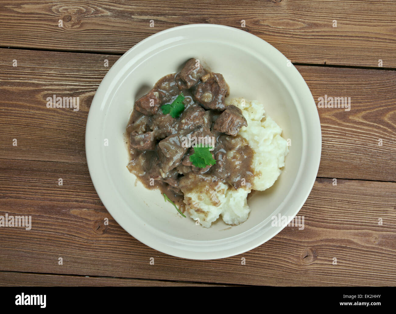- Boeuf Hachee néerlandais et oignon ragoût. ragoût traditionnel néerlandais basé sur les dés de viande, volaille ou de poisson, et des légumes. Banque D'Images