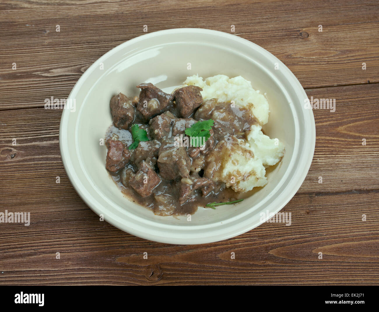 - Boeuf Hachee néerlandais et oignon ragoût. ragoût traditionnel néerlandais basé sur les dés de viande, volaille ou de poisson, et des légumes. Banque D'Images