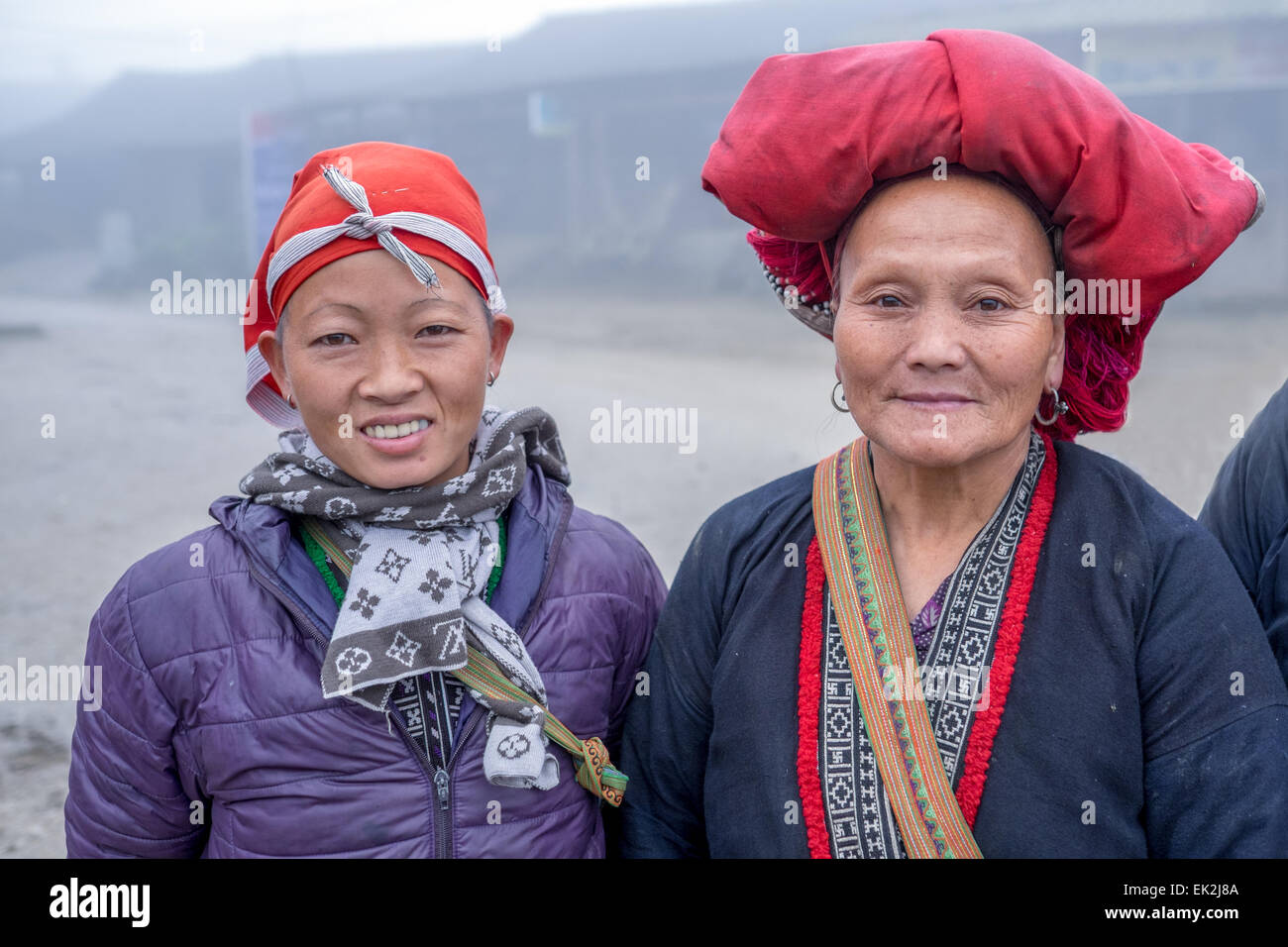 Dao rouge femme dans un village à l'extérieur de Sapa, Vietnam. Sapa est célèbre pour son paysage et sa diversité culturelle. Banque D'Images
