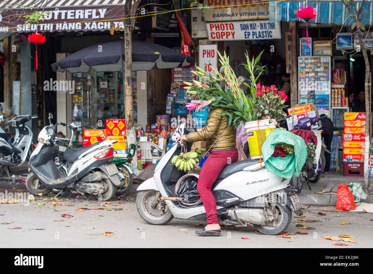 Vietnamienne du transport de fleurs et de fruits sur une moto Banque D'Images