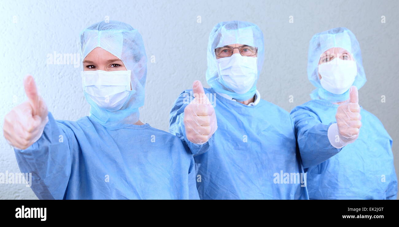 Trois médecins avec thump up Banque D'Images