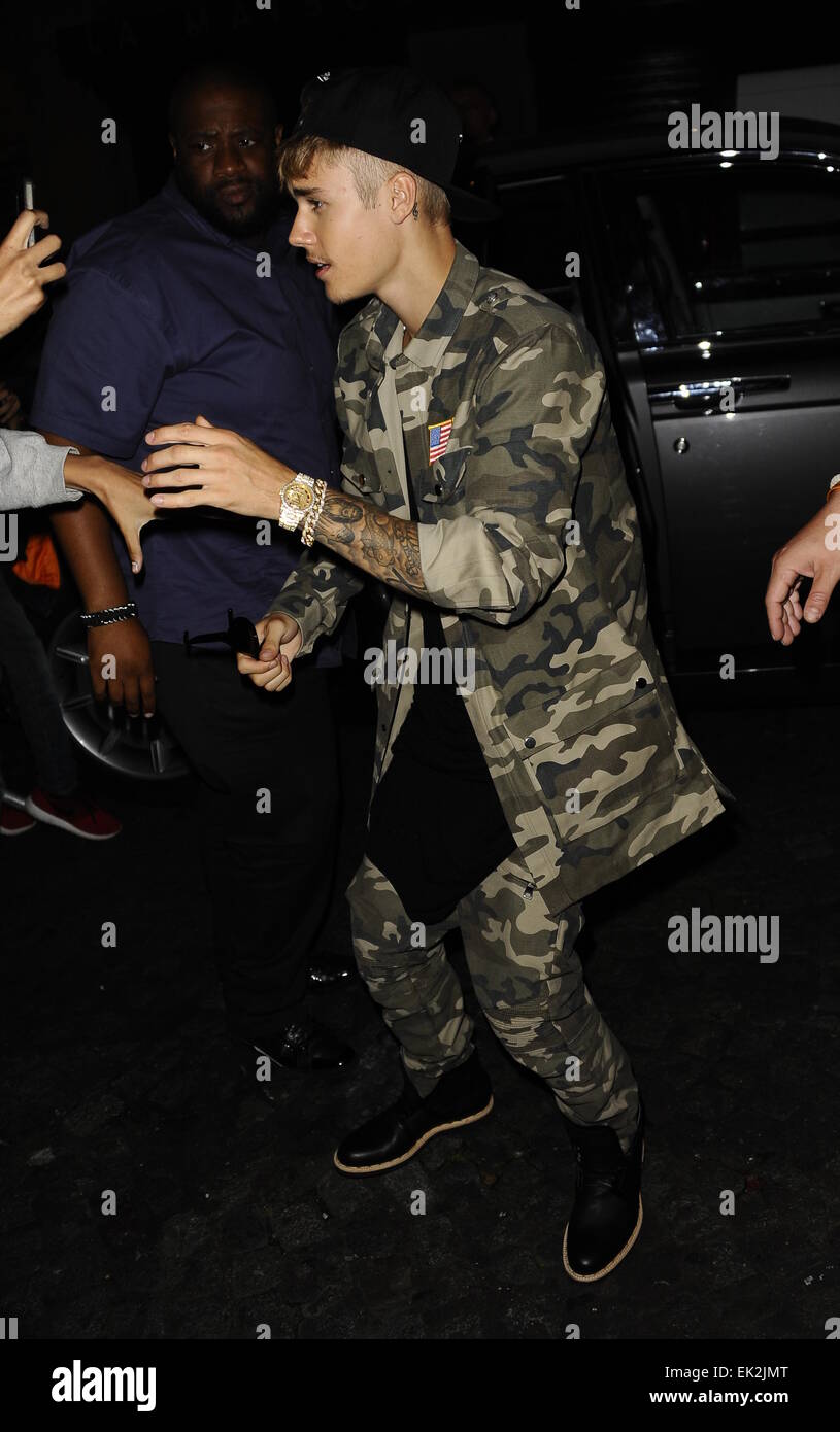 Justin Bieber arrive à l'hôtel Four Seasons George V à Paris avec : Justin Bieber Où : Paris, France Date : 30 Nov 2014 Banque D'Images