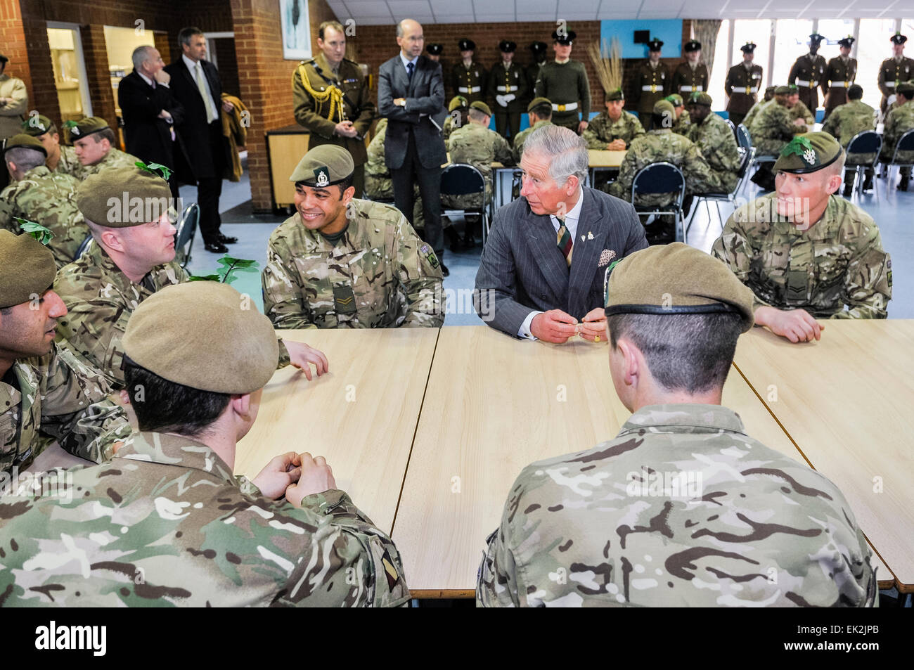 Belfast, Irlande du Nord. 2 Apr 2014 - Charles, prince de Galles, répond aux soldats du 2 régiment de mercie dont il est le Colonel en Chef Banque D'Images