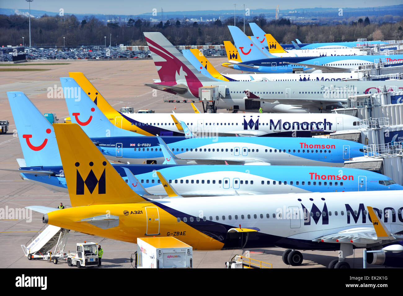 Les avions alignés par le terminal de l'Aéroport International de Manchester. Banque D'Images