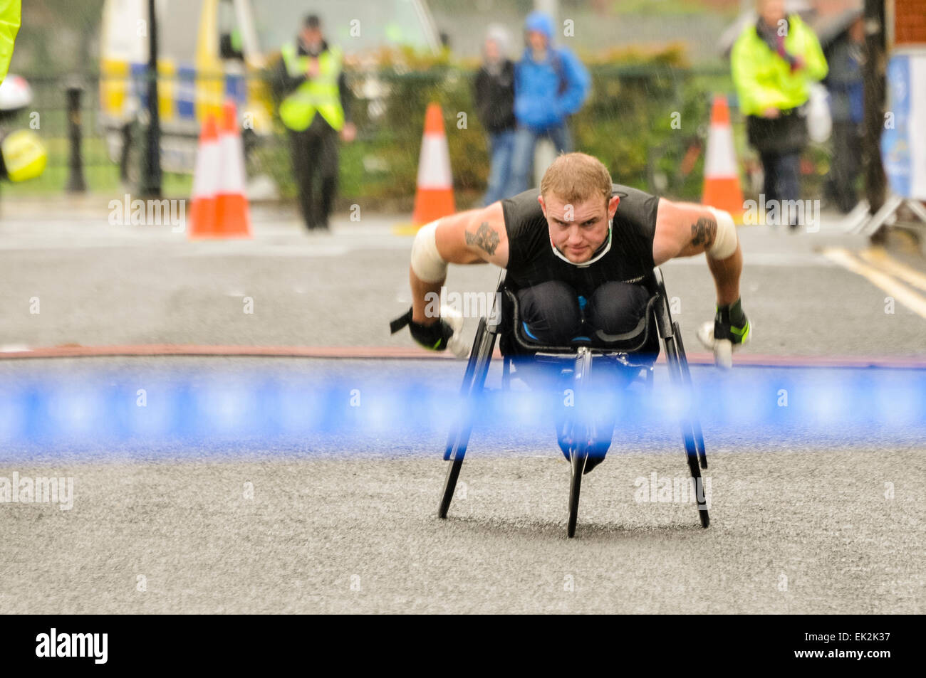 Belfast, Irlande du Nord. 5 mai 2014 - Patrick Monaghan d'Athlone à propos de prendre la première place dans l'événement en fauteuil roulant avec un temps de 2:06:21 Banque D'Images