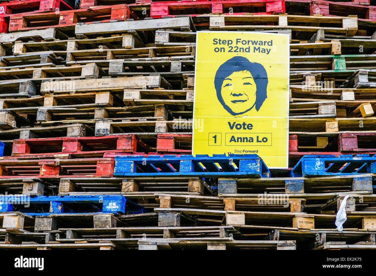 Belfast, Irlande du Nord. 11 juillet 2014 - Une des affiches électorales pour le conseiller Anna Lo (Alliance), sur un feu prêt à être brûlé. Banque D'Images