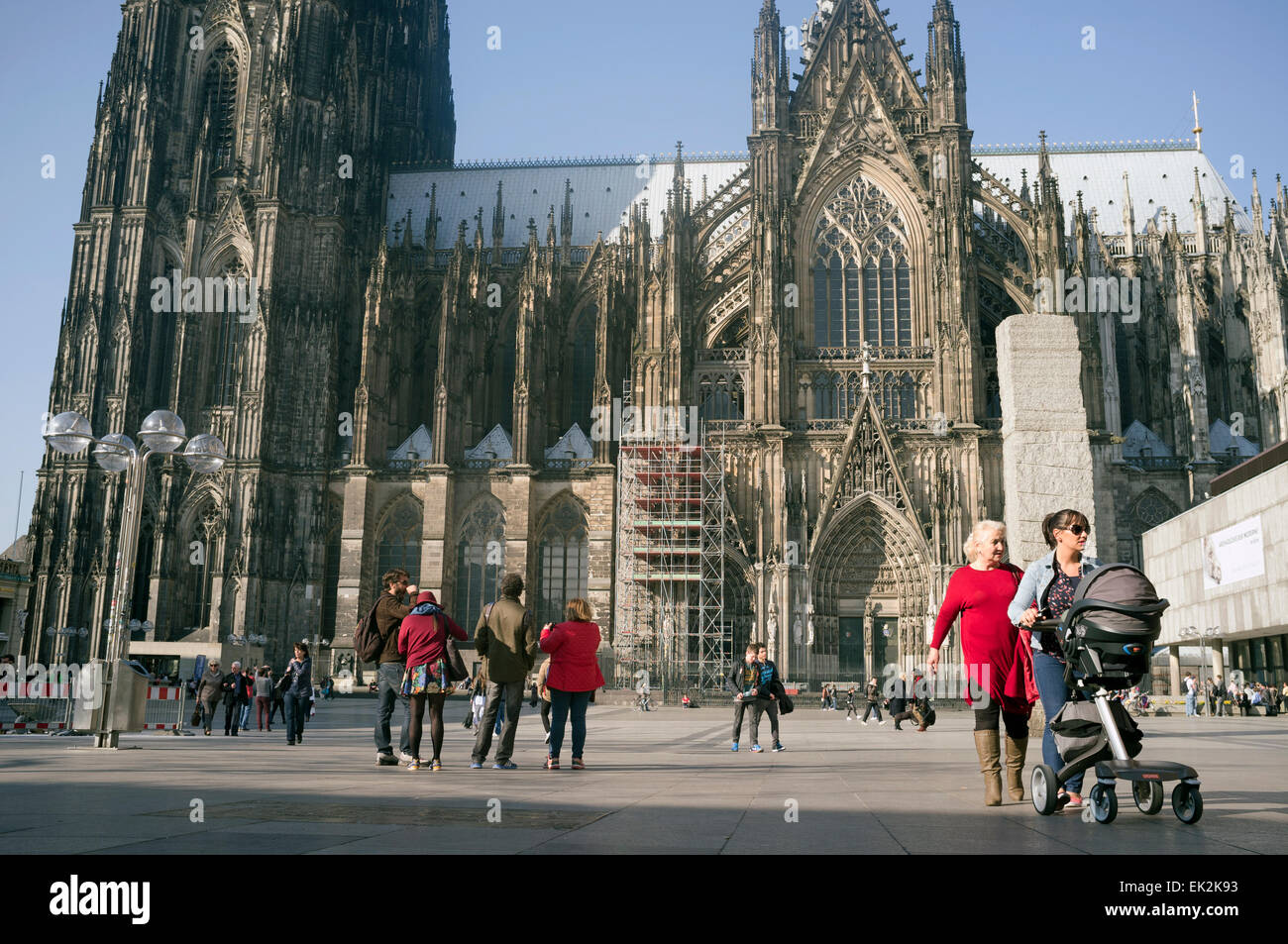 Les touristes de la cathédrale de Cologne, Rhénanie du Nord-Westphalie, Allemagne. Banque D'Images
