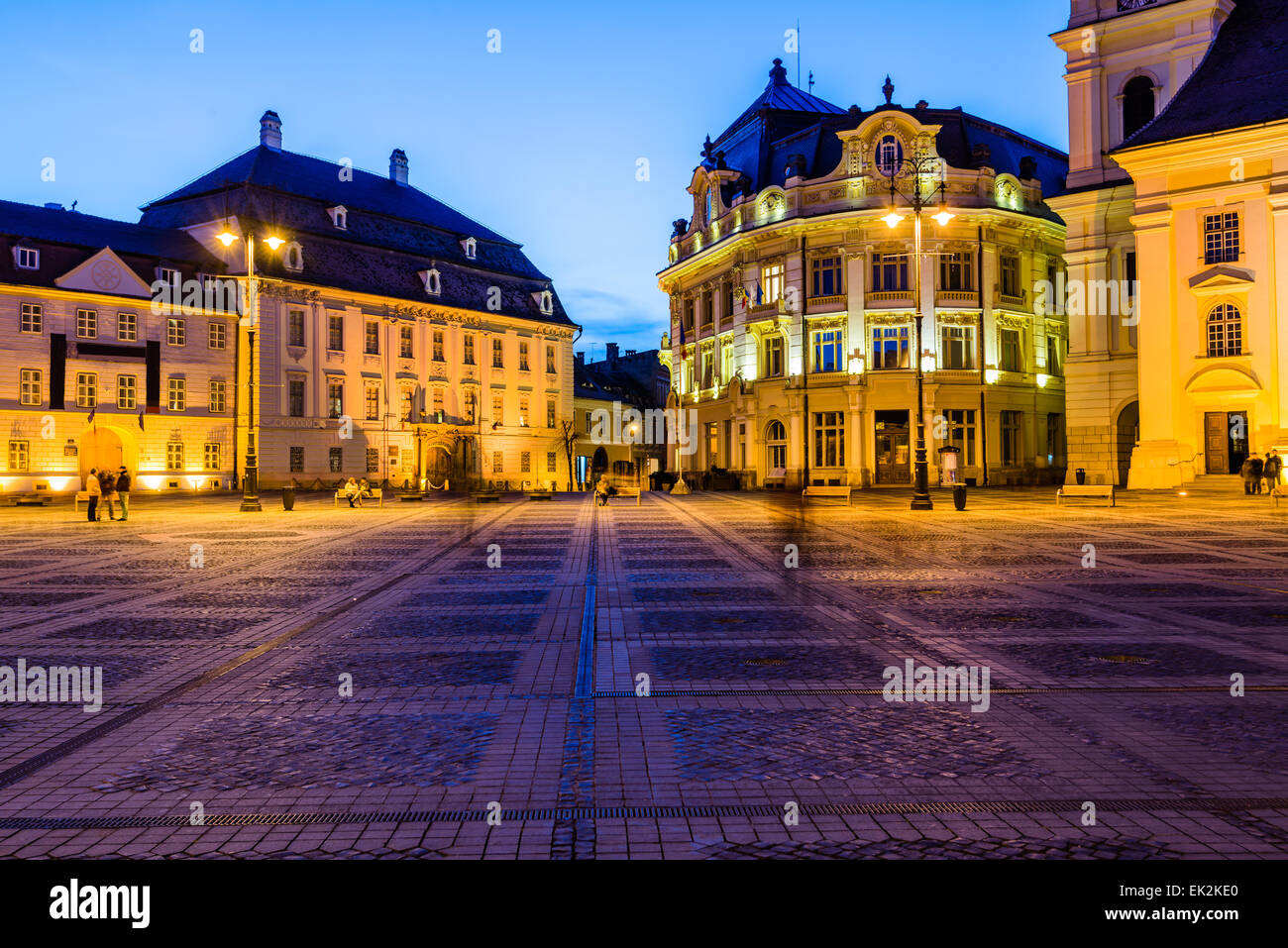 L'Hôtel de Ville et Palais Brukenthal à Sibiu, Transylvanie, Roumanie, la nuit Banque D'Images