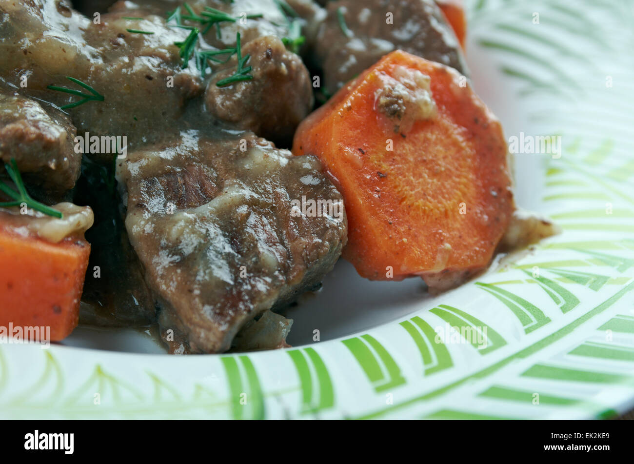 Ragoût de daube - Provença classique français avec ragoût de boeuf braisé au vin bon marché, les légumes, l'ail Banque D'Images