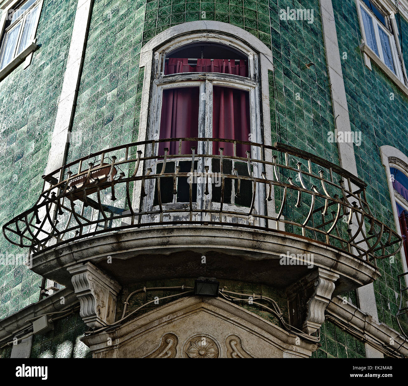 Vieux balcon avec tuiles vernissées vert, Lagos, Portugal Banque D'Images