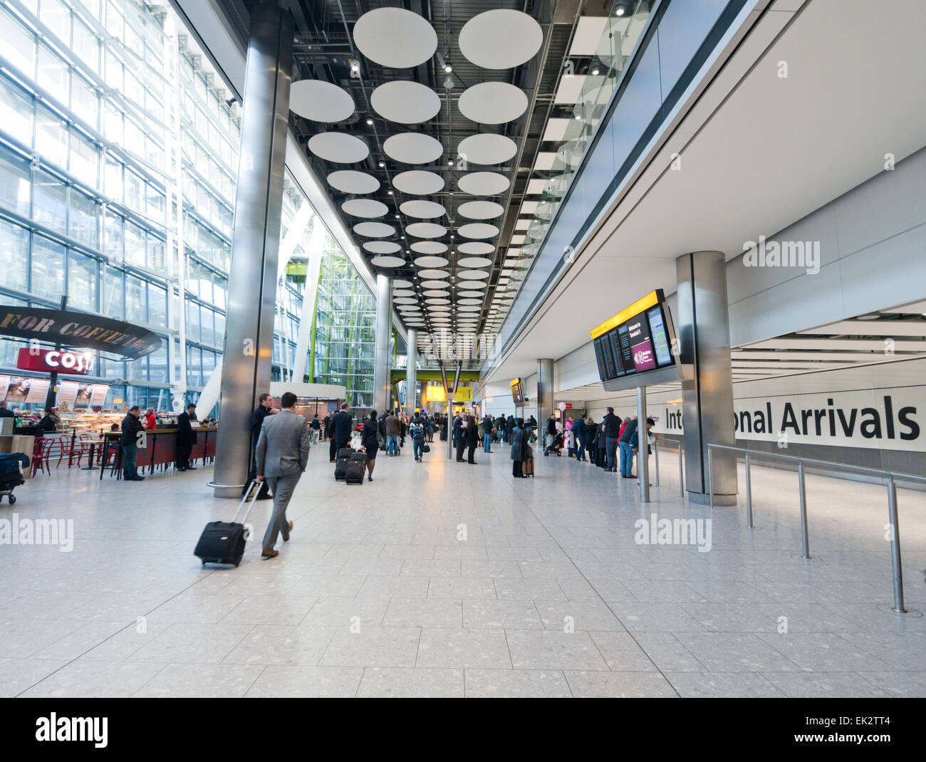 L'arrivée des vols internationaux à l'aéroport de Heathrow en Grande-Bretagne Banque D'Images