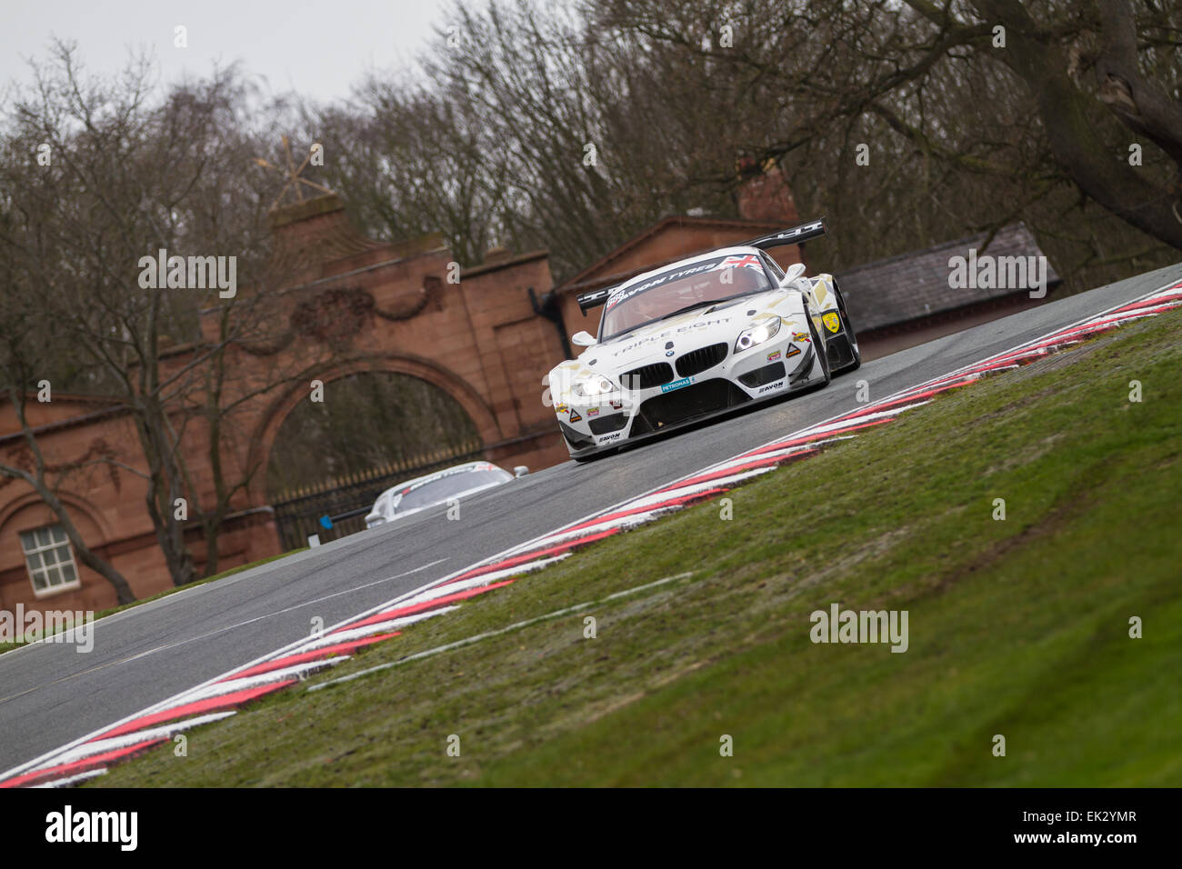 Oulton Park dans le Cheshire, Royaume-Uni. 06 avril 2015. BritishGT première course à Oulton Park dans le Cheshire UK. No 888 BMW Z4 La troisième place dans la première course tirée par Lee Mowle et Joe Osbourne Crédit : Steven re/Alamy Live News Banque D'Images