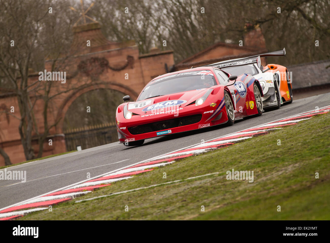 Oulton Park dans le Cheshire, Royaume-Uni. 06 avril 2015. BritishGT première course à Oulton Park dans le Cheshire UK. Gary Eastwood et Adam Carroll pour FF Corse Ferrari 458 Italia vainqueur de la race un crédit : Steven re/Alamy Live News Banque D'Images