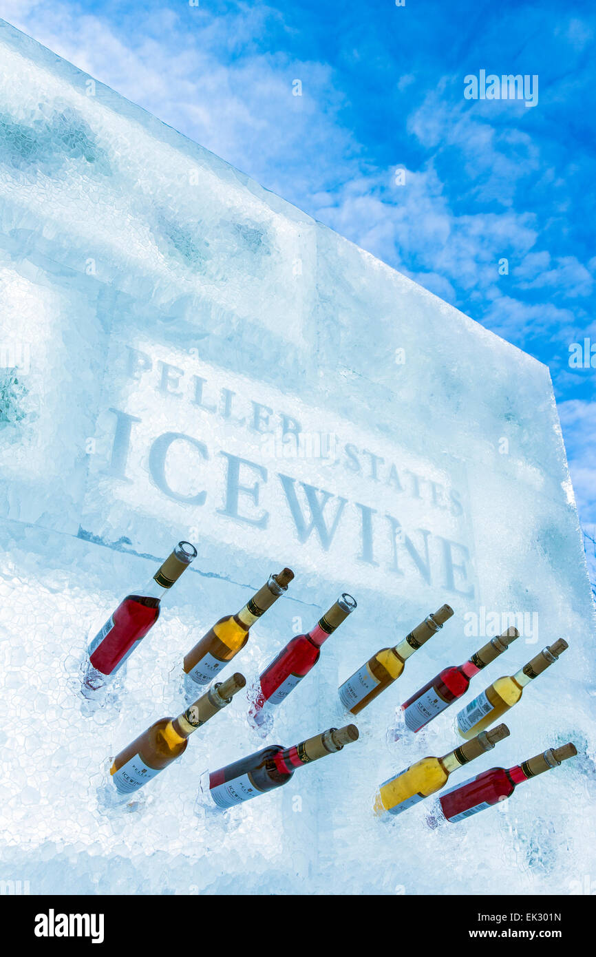 Canada, Ontario, Niagara-on-the-Lake,Peller Estates Winery, le vin de glace afficher dans un bloc de glace Banque D'Images