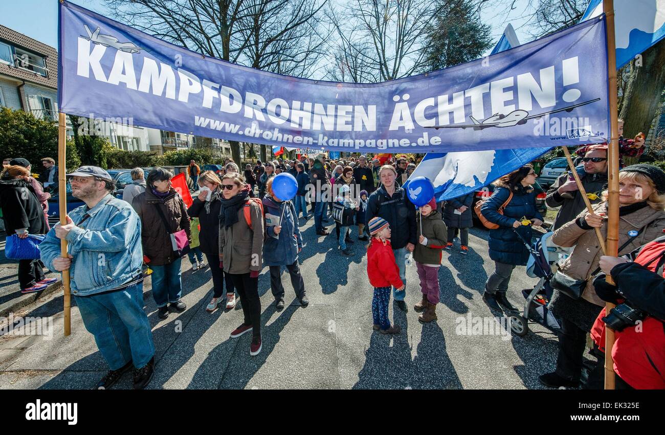 Hambourg, Allemagne. 6ème apr 2015. Mouvement de la paix sont des manifestants brandissant une bannière qui lit 'Kampfdrohnen aechten !' (drones de combat Boycott !) lors de la traditionnelle marche de Pâques à Hambourg, Allemagne, 6 avril 2015. Dpa : Crédit photo alliance/Alamy Live News Banque D'Images