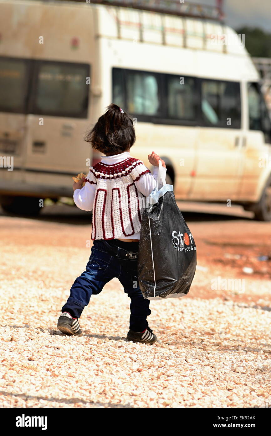 De nombreux enfants de retourner dans Konbane avec leurs parents. 3.4.2015, Kobane, Syrie Banque D'Images