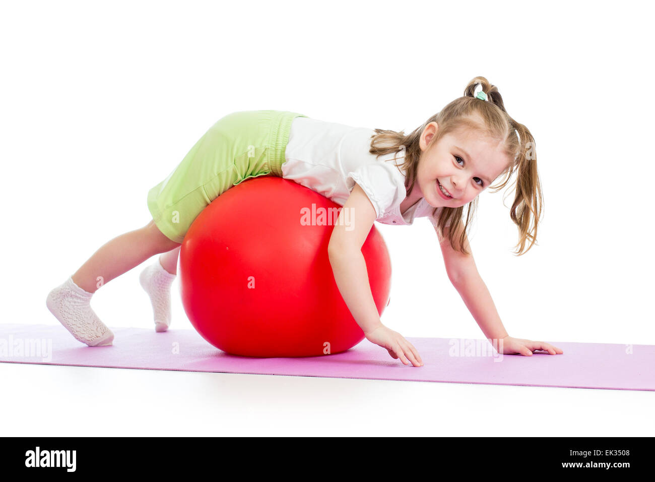 Enfant girl doing fitness exercise avec fitball Banque D'Images