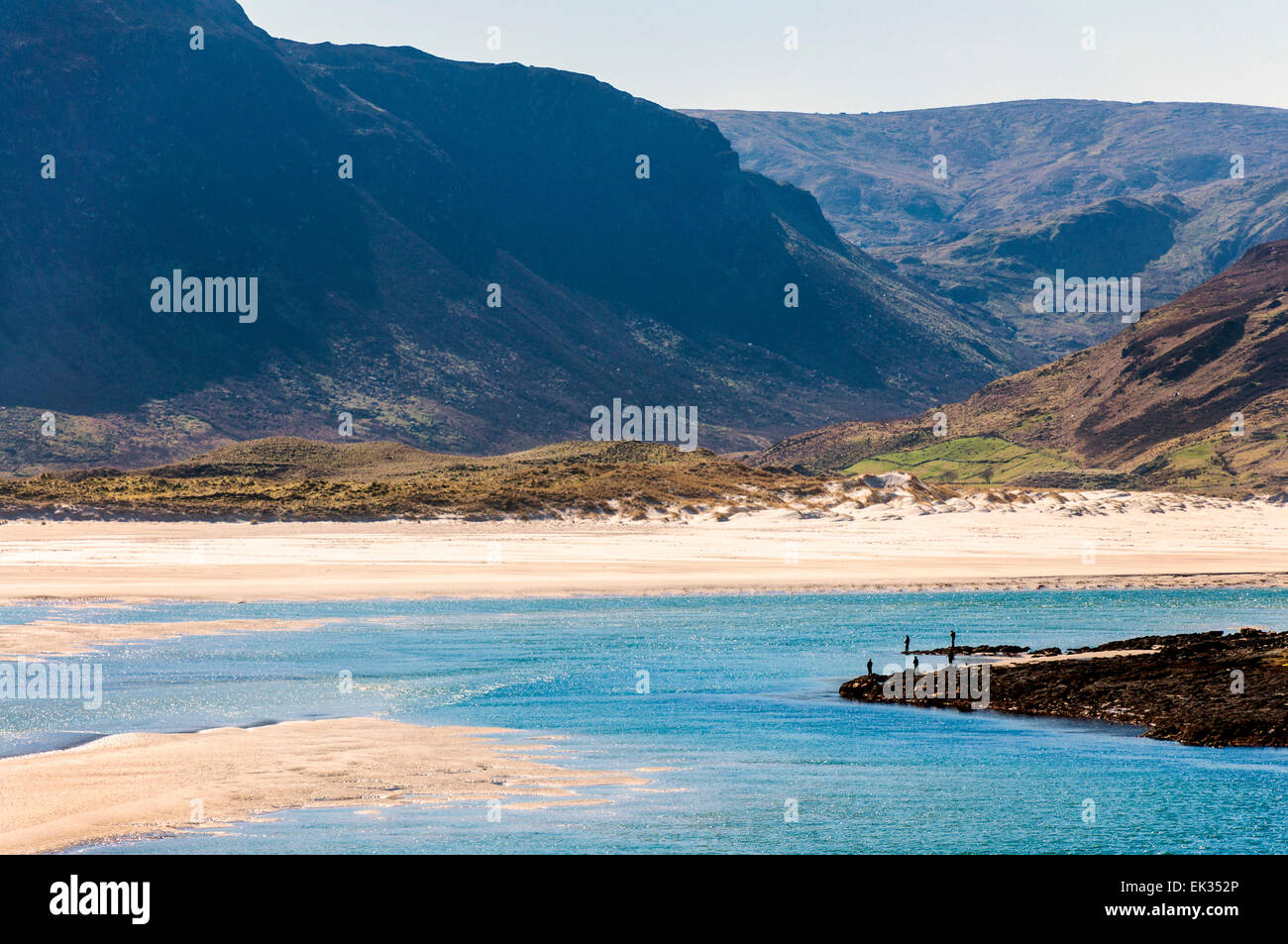 Ardara, comté de Donegal, Irlande. 06 avril 2015. Les gens écrasés par le paysage du poisson pour la truite de mer dans la baie de Loughros sur la côte de l'océan Atlantique. Crédit : Richard Wayman/Alamy Live News Banque D'Images