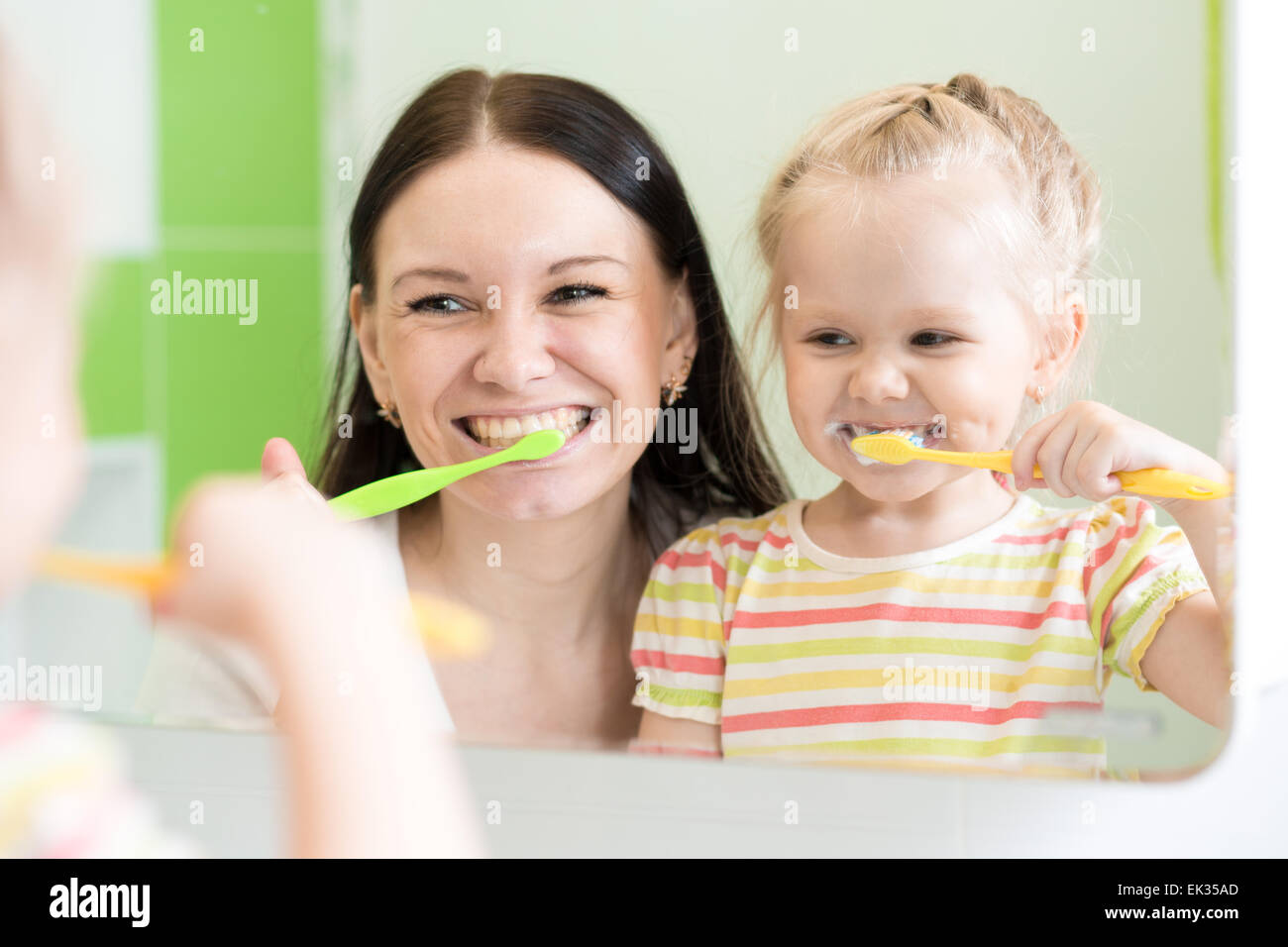 L'hygiène. Heureuse Mère et enfant se brosser les dents ensemble Banque D'Images
