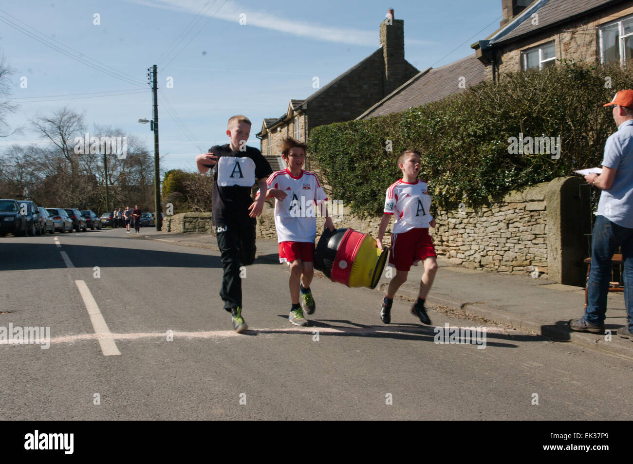 Hedley sur la colline, au Royaume-Uni. 06 avril, 2015. Les gagnants de la course junior 2015 Baril, Jack Sayers, Bobby Johnson et Joe Gray, de franchir la ligne d'arrivée en dehors du Feathers Inn dans un temps de 8m 35m. La course est exécuté chaque année le lundi de Pâques. Crédit : Colin Edwards/Alamy Live News Banque D'Images