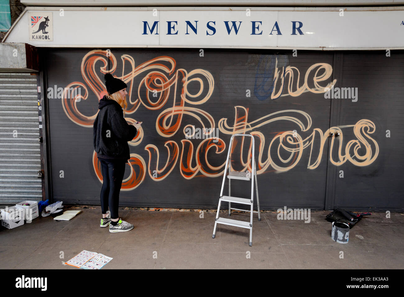 Brixton, Londres, Royaume-Uni. 06 avr, 2015. Lucinda Irlande aka Lilly Lou peint une fresque sur l'un des boutiques que Network Rail envisage d'expulser de la gare Arches sur la route de l'Atlantique. Le projet est organisé par des goupilles dans le cadre de la campagne Save Arches de Brixton. Credit : Miel Salvadori/Alamy Live News Banque D'Images