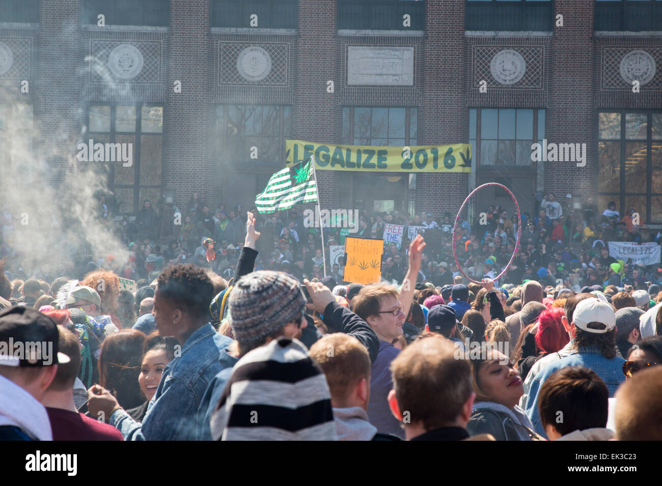 Le Hash Bash annuel à l'Université du Michigan, où une grande partie de la marijuana est fumé et haut-parleurs appel à sa légalisation. Banque D'Images