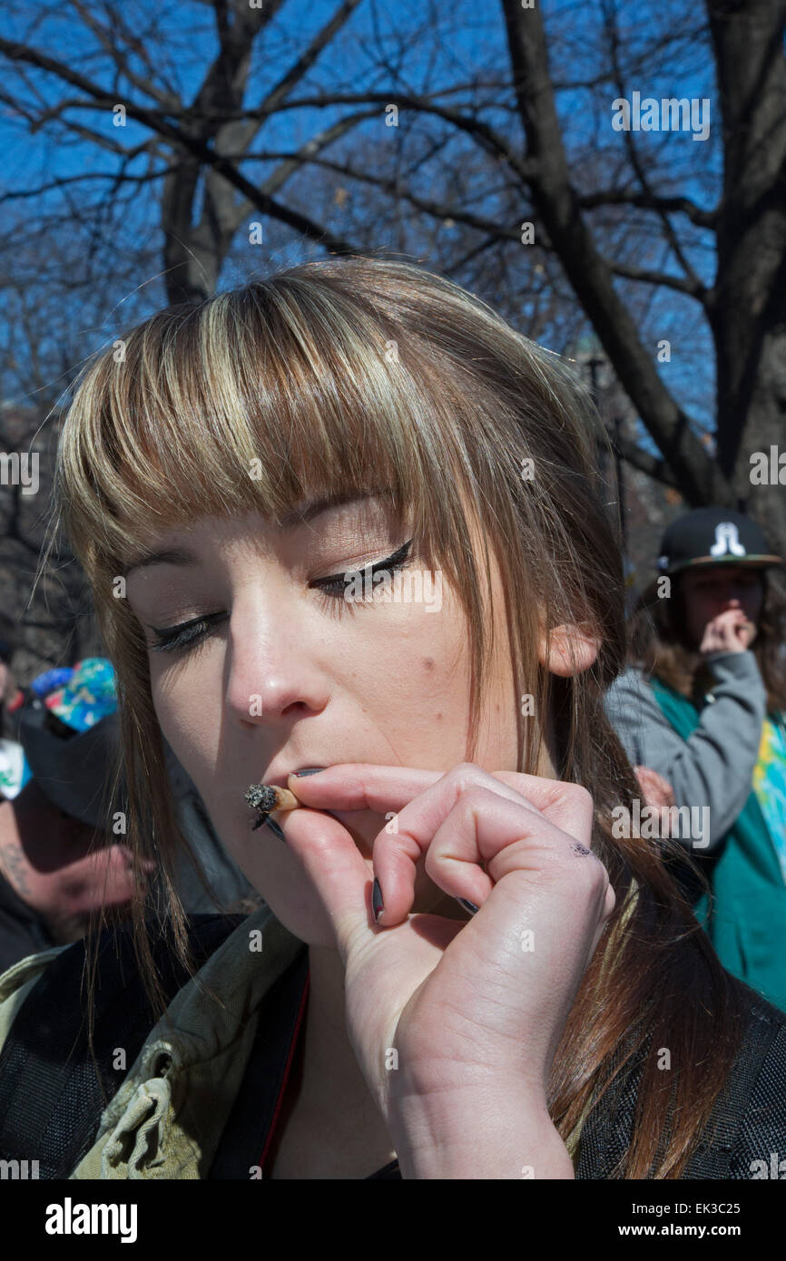 Le Hash Bash annuel à l'Université du Michigan, où une grande partie de la marijuana est fumé et haut-parleurs appel à sa légalisation. Banque D'Images