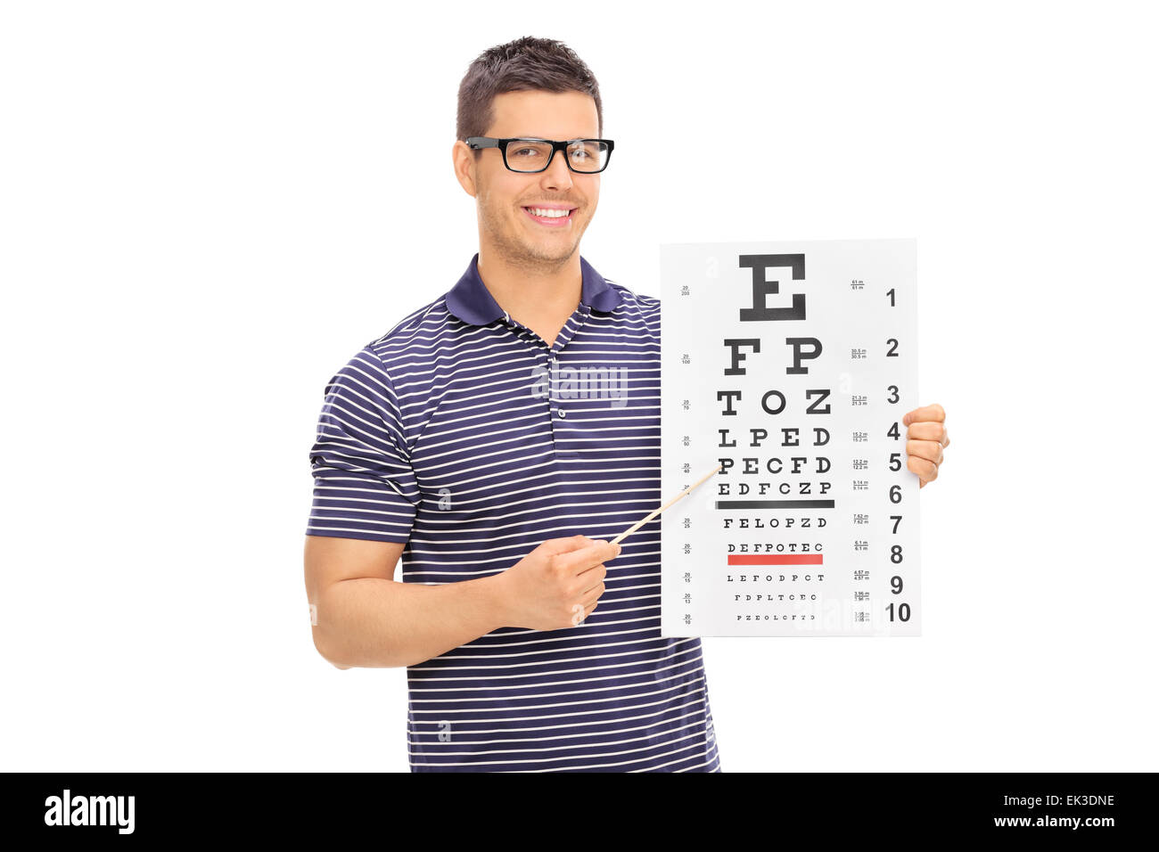 Jeune homme tenant une de la vue et en pointant sur elle avec un bâton en bois isolé sur fond blanc Banque D'Images