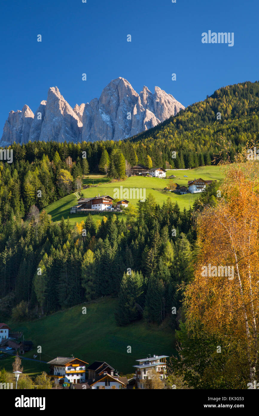 Vue de l'Geisler Spitzen et dolomites de San Pietro, Val di Funes, Trentin-Haut-Adige, Italie Banque D'Images