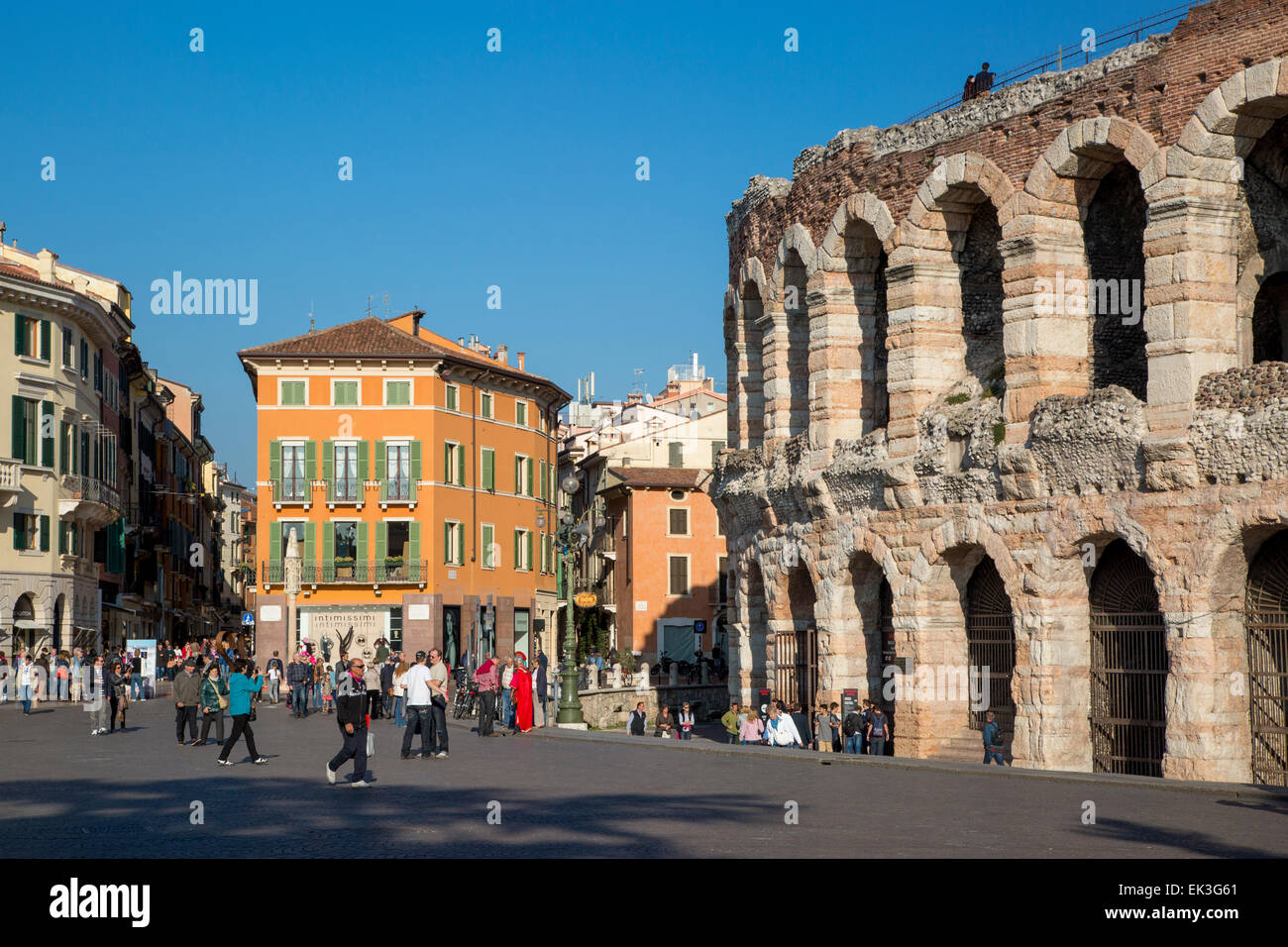Les touristes autour d'arena di verona, colisée romain dans la piazza Bra, Vérone, Vénétie, Italie Banque D'Images
