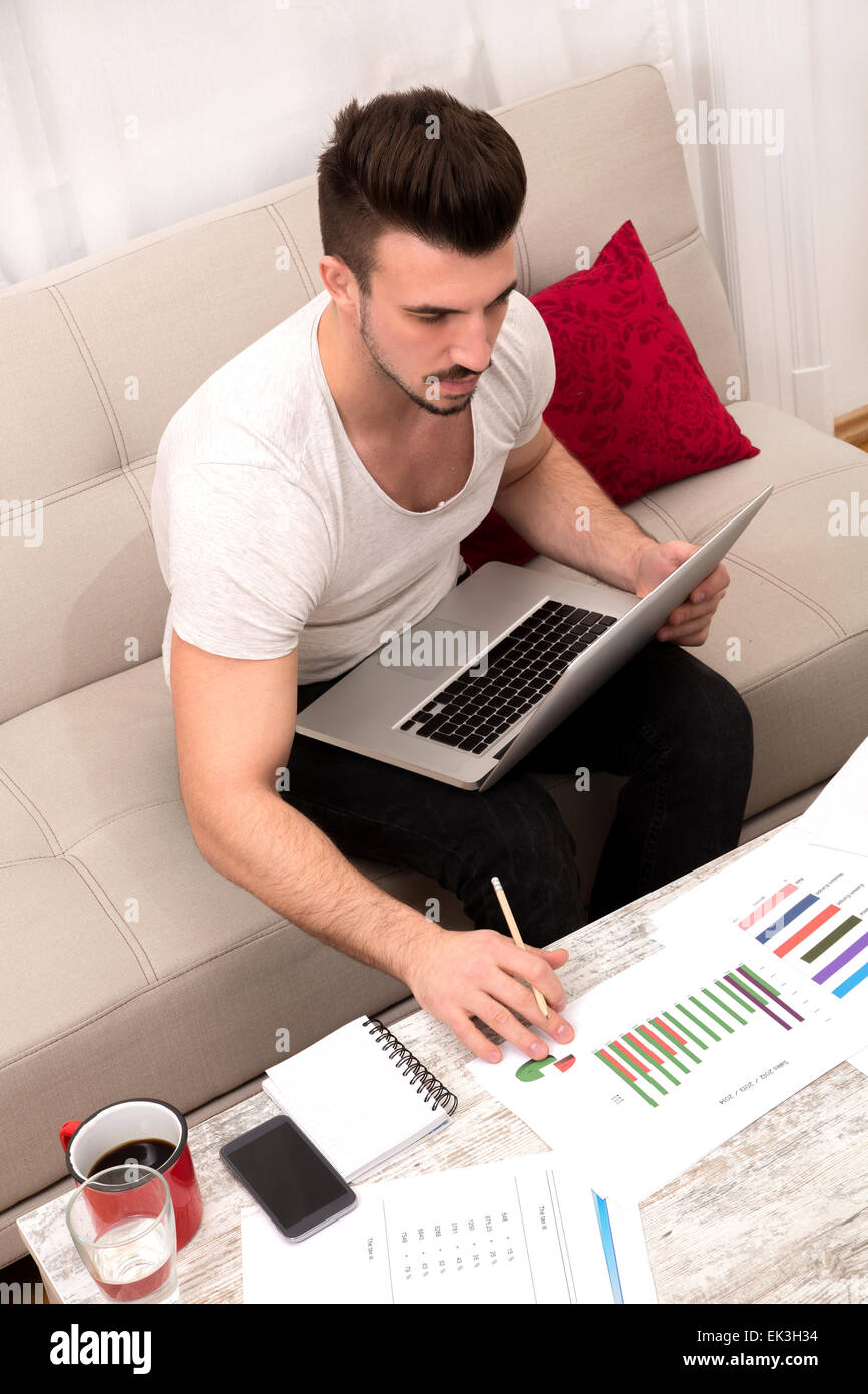 Businessman working at home dans l'ordinateur portable Banque D'Images