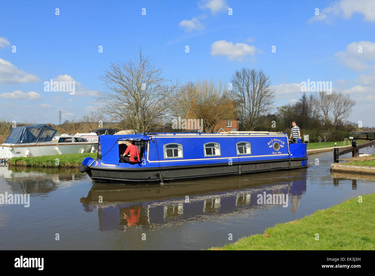 Papercourt Lock, Ripley, Surrey, Angleterre, Royaume-Uni. 6e avril 2015. Une belle journée de printemps avec des températures atteignant 17 degrés celsius dans les régions rurales de Surrey, rendu parfait pour une excursion en bateau le long du Canal Wey. Credit : Julia Gavin UK/Alamy Live News Banque D'Images