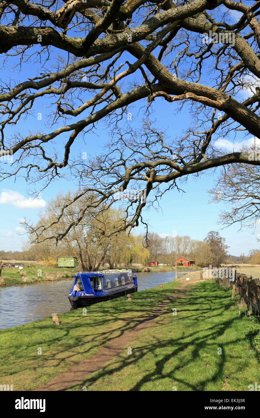 Papercourt Lock, Ripley, Surrey, Angleterre, Royaume-Uni. 6e avril 2015. Une belle journée de printemps avec des températures atteignant 17 degrés celsius dans les régions rurales de Surrey, rendu parfait pour une excursion en bateau le long du Canal Wey. Credit : Julia Gavin UK/Alamy Live News Banque D'Images