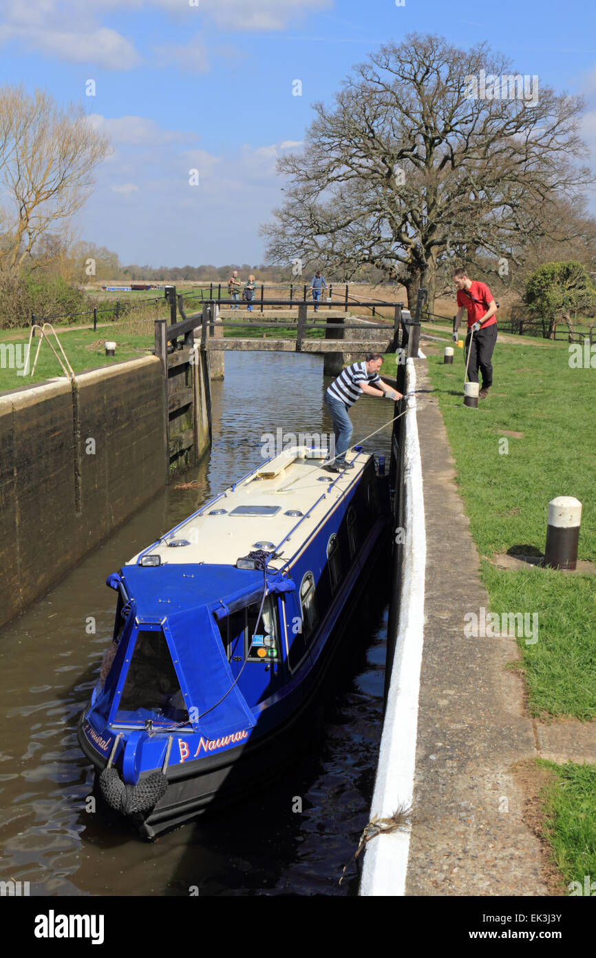 Papercourt Lock, Ripley, Surrey, Angleterre, Royaume-Uni. 6e avril 2015. Une belle journée de printemps avec des températures atteignant 17 degrés celsius dans les régions rurales de Surrey, rendu parfait pour une excursion en bateau le long du Canal Wey. Credit : Julia Gavin UK/Alamy Live News Banque D'Images