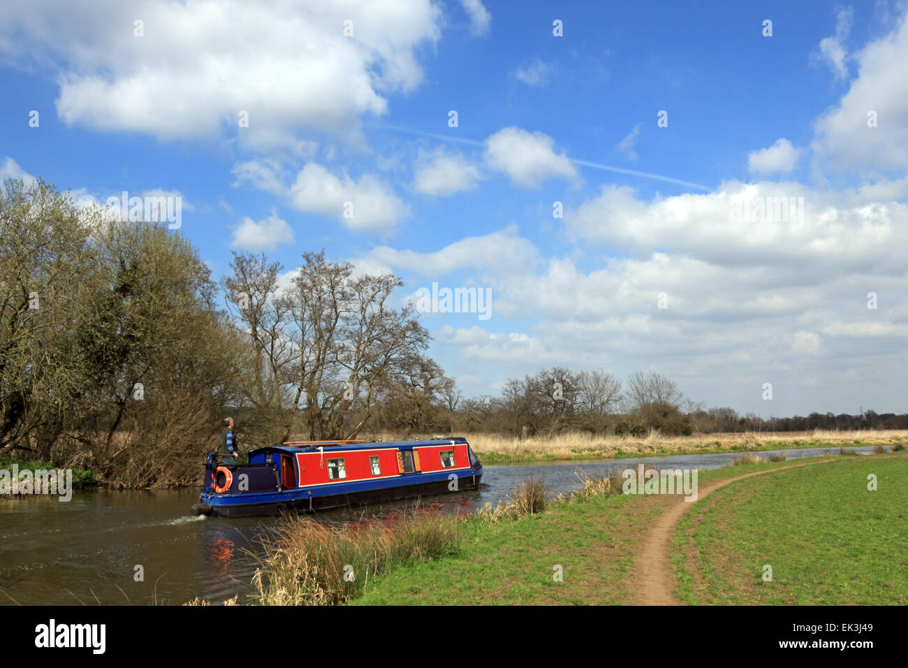 Papercourt Lock, Ripley, Surrey, Angleterre, Royaume-Uni. 6e avril 2015. Une belle journée de printemps avec des températures atteignant 17 degrés celsius dans les régions rurales de Surrey, rendu parfait pour une excursion en bateau le long du Canal Wey. Credit : Julia Gavin UK/Alamy Live News Banque D'Images