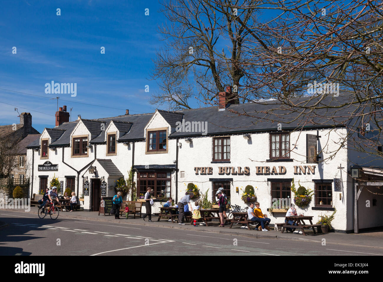 Foolow, Derbyshire, Royaume-Uni. 06 avril 2015. Les familles appréciant le déjeuner à l'extérieur the Bulls Head Inn sur une chaude après-midi de printemps dans le pittoresque village de Foolow Peak District, Crédit : Mark Richardson/Alamy Live News Banque D'Images