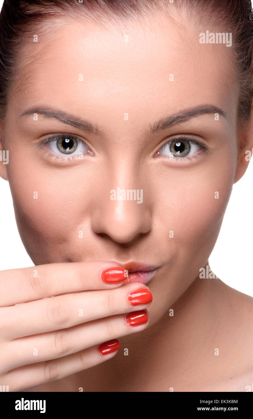 Belle jeune femme avec des lèvres et ongles maquillage rouge Banque D'Images