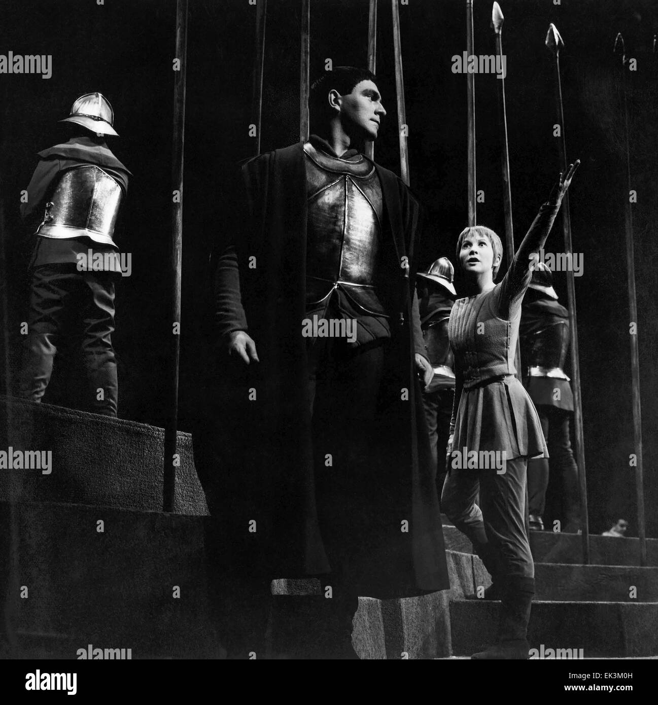 Christopher Plummer, Julie Harris, sur-ensemble de la pièce de Broadway 'l'Alouette, Longacre Theatre, New York, 1955 Banque D'Images