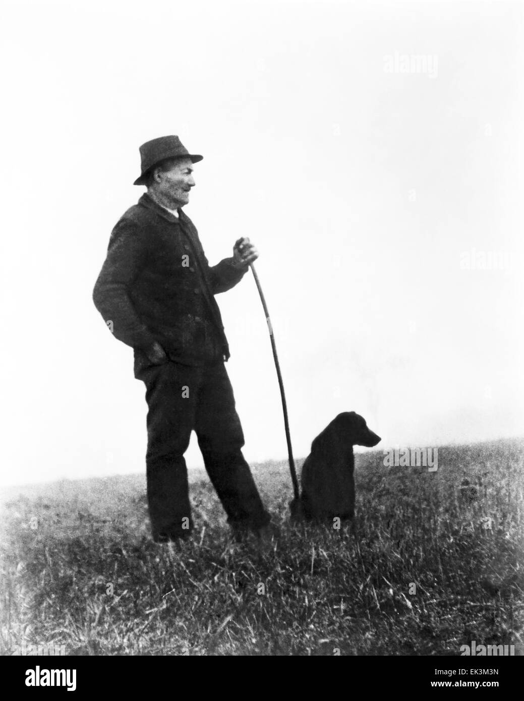 Man with Dog, sur-ensemble du documentaire 'Farrebique ou Les Quatre Saisons', réalisé par Georges Rouquier, 1946 Banque D'Images