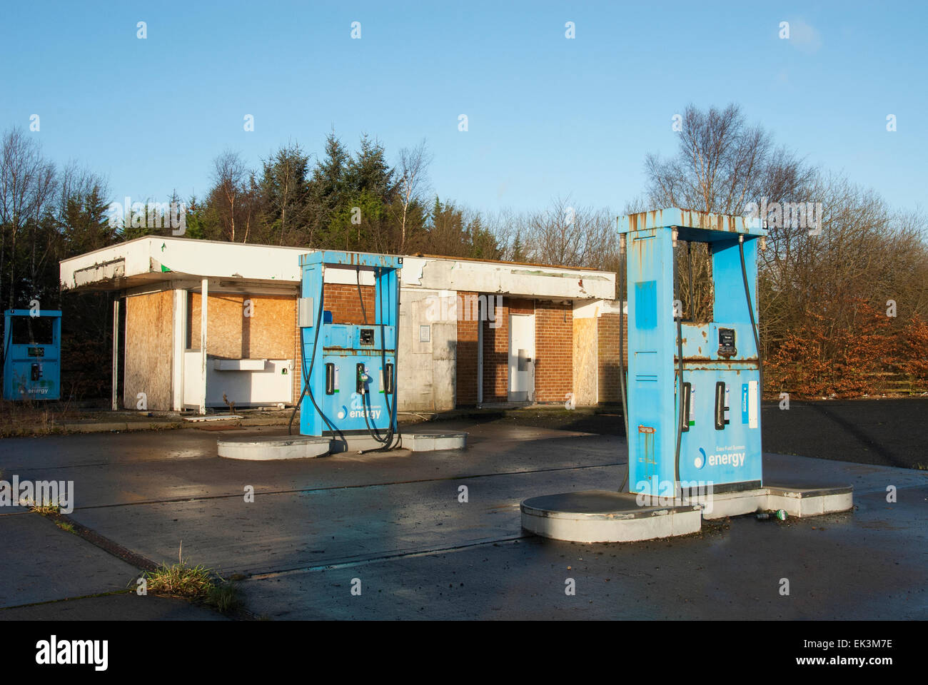 Station de remplissage à l'abandon. Banque D'Images