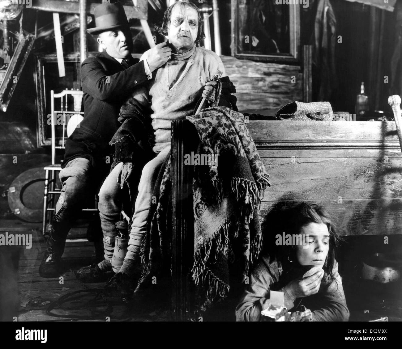 Maquilleur, (à gauche), s'occupant de Cesare Gravina, Dale Fuller, sur-ensemble de la "Film muet", 1924 Banque D'Images