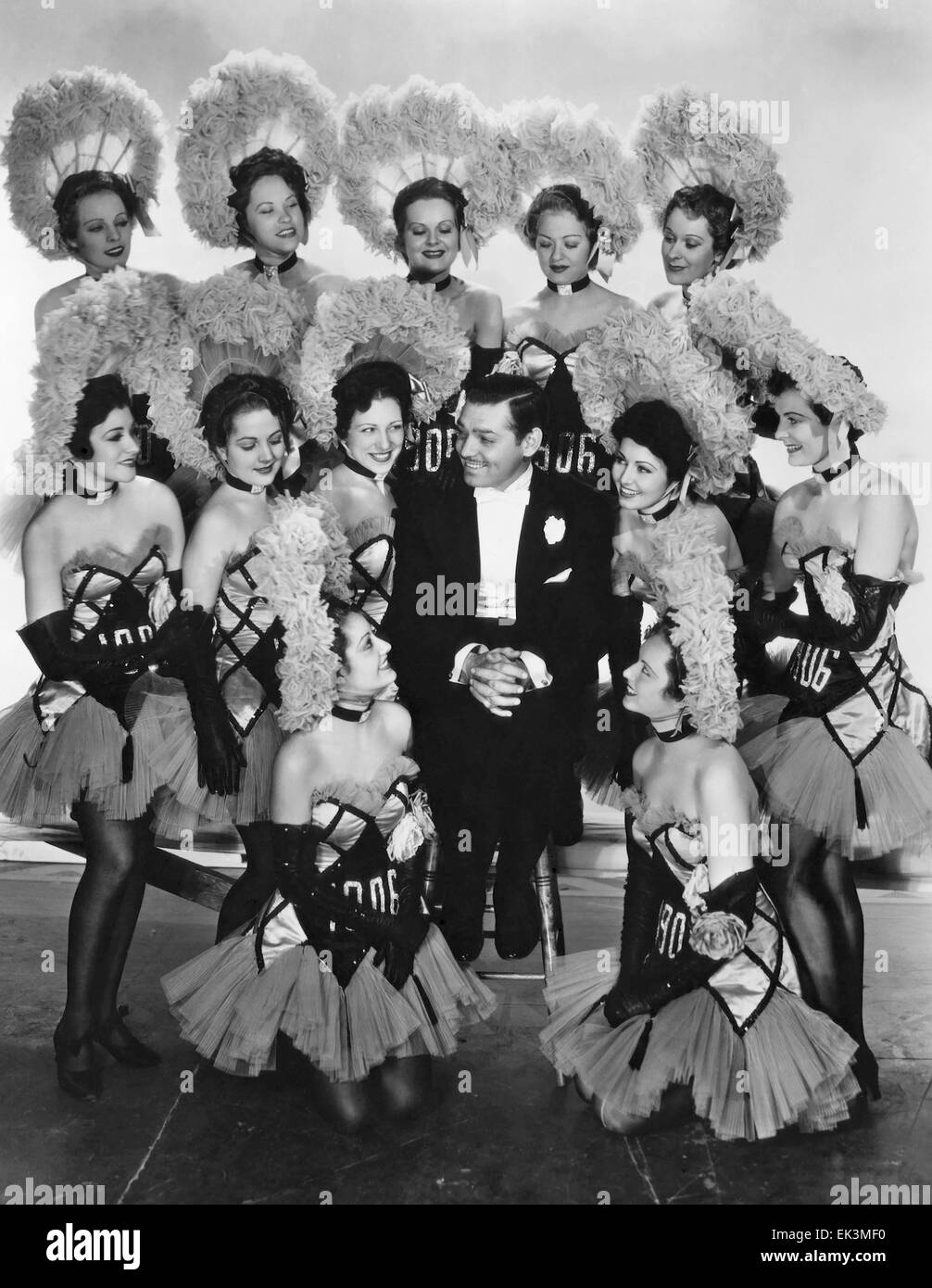 Clark Gable et chorus girls, sur-ensemble du film 'San Francisco', 1936 Banque D'Images