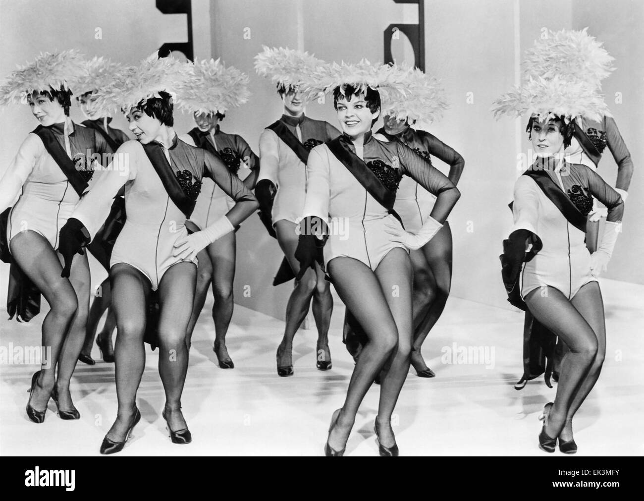 Judy Garland avec Showgirls, sur-ensemble du film 'une étoile est née", 1954 Banque D'Images