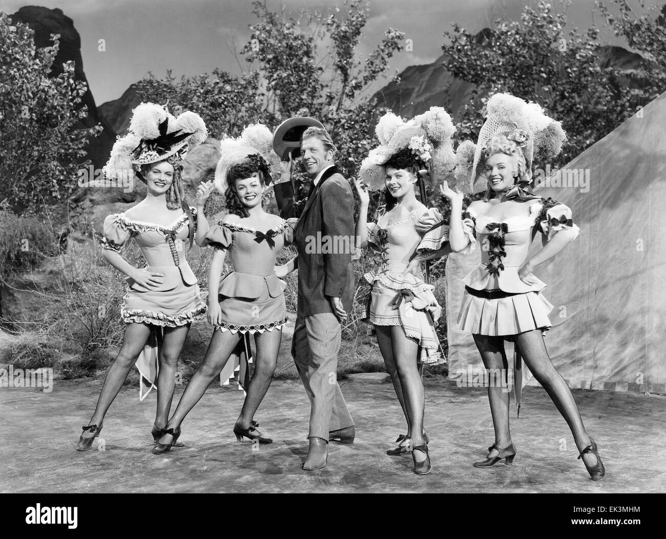 Dan Dailey avec Chorus Girls Marion Marshall Joyce Mackenzie Barbara Smith Marilyn Monroe sur-ensemble du film 'un billet pour Banque D'Images