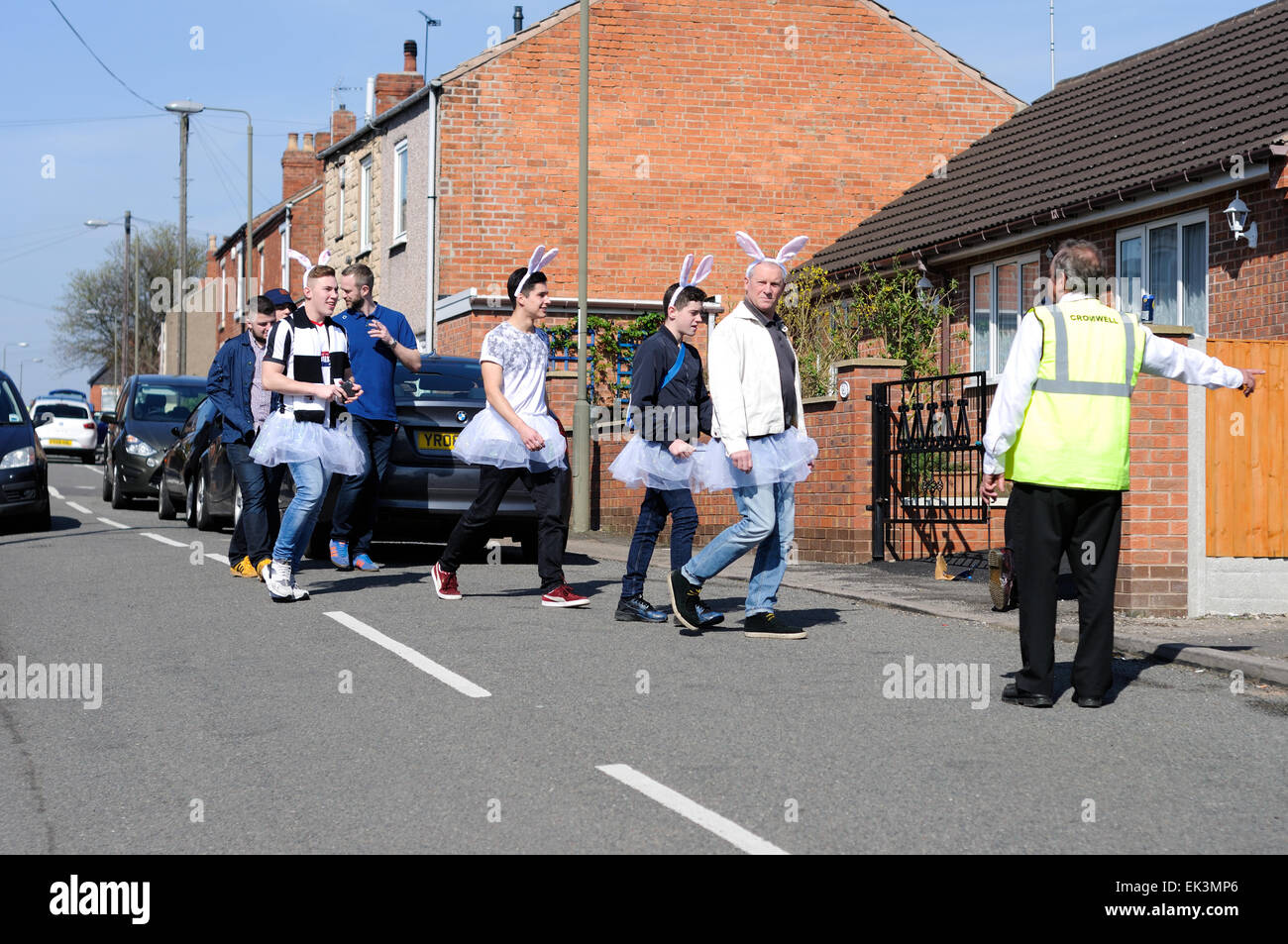Alfreton Town, Derbyshire, Royaume-Uni. 06 avril 2015. Jusqu'à 2 500 fans à Grimsby arrivant à North Street football ground accueil du Derbyshire non-league football club "Worksop Town' .assistance totale était environ principalement-3,327 Grimsby Town fans. Les deux équipes jouent dans le Vanarama ligue conférence, Grimsby chasing promotion au football ligue la saison prochaine. De nombreux fans de Grimsby a regarder de l'extérieur de la terre . Credit : IFIMAGE/Alamy Live News Banque D'Images