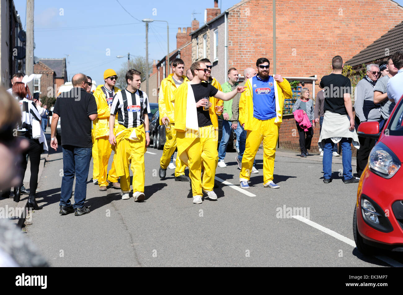 Alfreton Town, Derbyshire, Royaume-Uni. 06 avril 2015. Jusqu'à 2 500 fans à Grimsby arrivant à North Street football ground accueil du Derbyshire non-league football club "Worksop Town' .assistance totale était environ principalement-3,327 Grimsby Town fans. Les deux équipes jouent dans le Vanarama ligue conférence, Grimsby chasing promotion au football ligue la saison prochaine. De nombreux fans de Grimsby a regarder de l'extérieur de la terre . Credit : IFIMAGE/Alamy Live News Banque D'Images